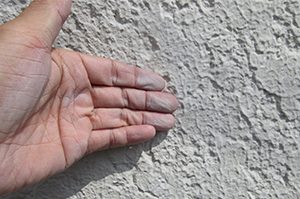 【外壁劣化の症状その３】外壁を触ると手に粉が付く「チョーキング」の発生