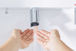 手をかざすだけで水が出るから忙しい朝にとっても便利！タッチレス水栓対応